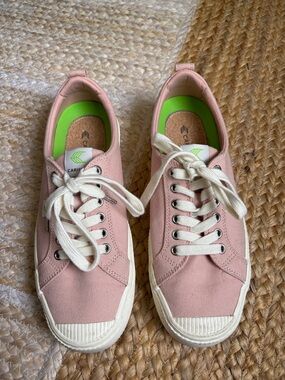 Cariuma rose pink canvas sneakers size women’s 10